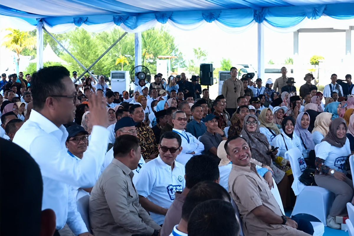 Prabowo Introduces Danantara and Dony Oskaria at Kebumen Harvest Festival
