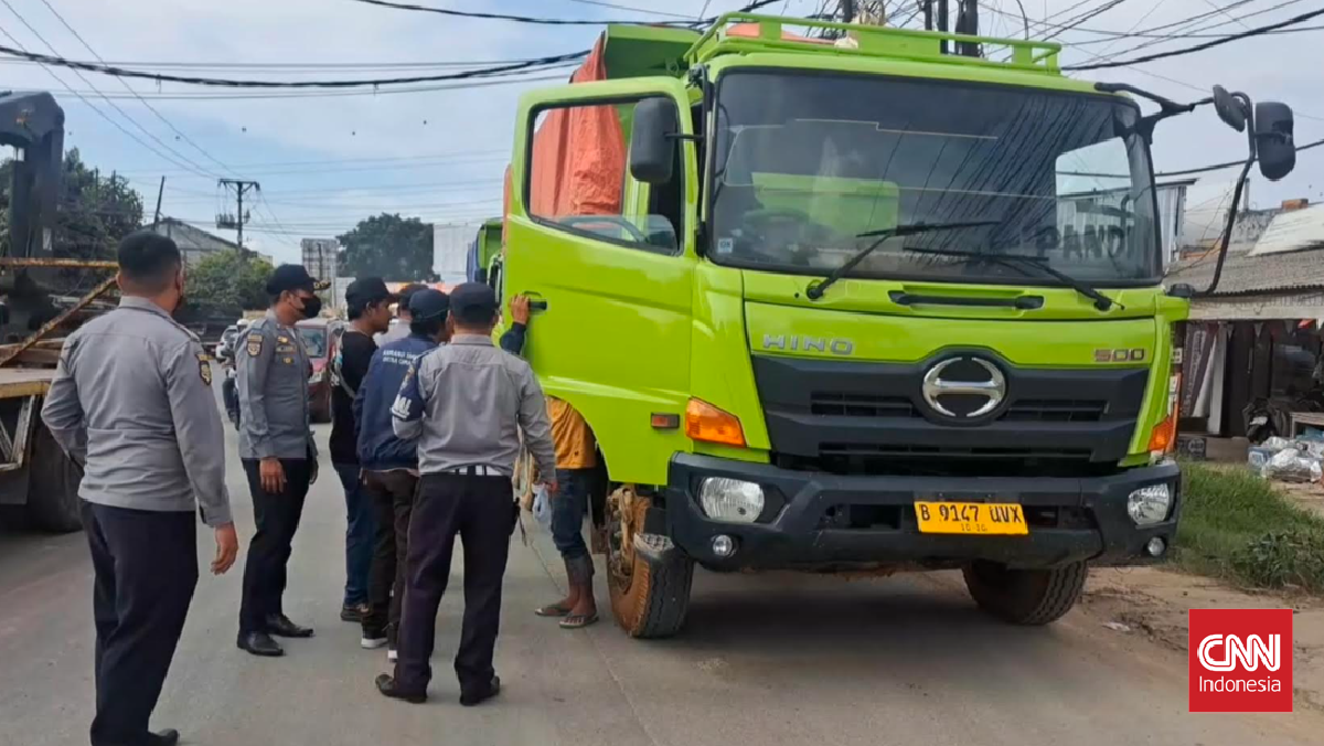 Residents Block Mining Trucks in Tangerang Over Operational Hour Violations