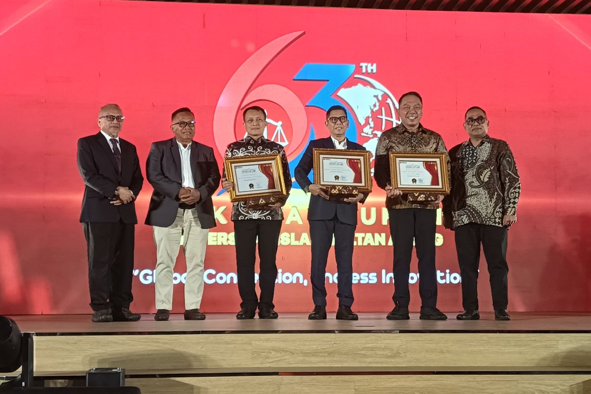 Several National Figures Receive Awards from Unissula