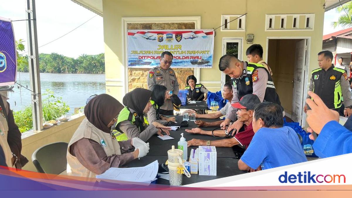 Riau Regional Police Floating Clinic and Reading Boat Arrive at the Banks of the Siak River, Pekanbaru