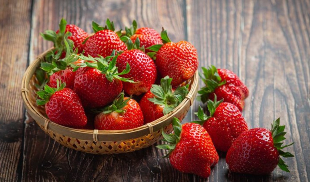 Fruits Coated with Most Pesticides and Chemicals