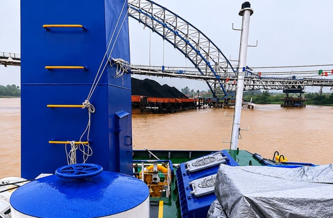 Coal Barge Strikes Muara Sabak Bridge Fender
