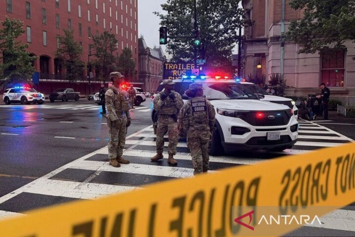 Gunman Shot Near White House Dies