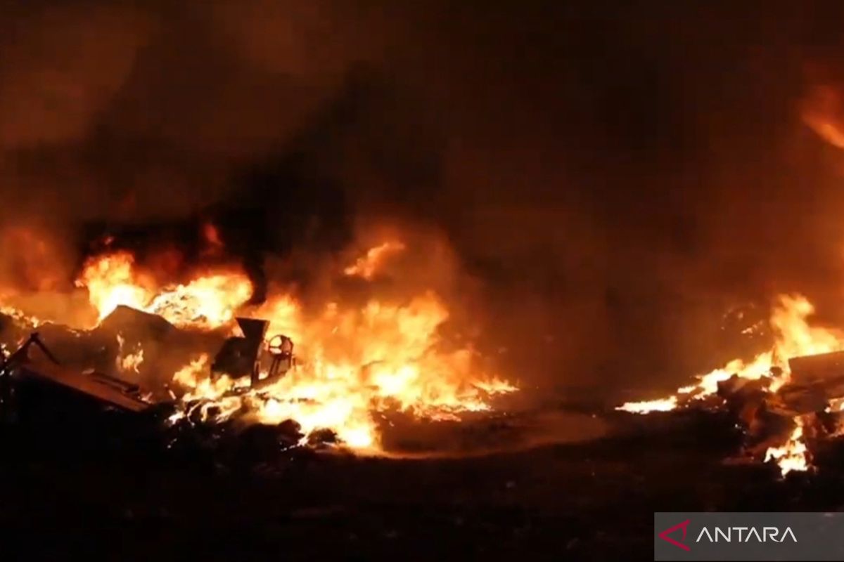 Dozens of scrap stalls and homes destroyed in fire in West Jakarta's Kalideres