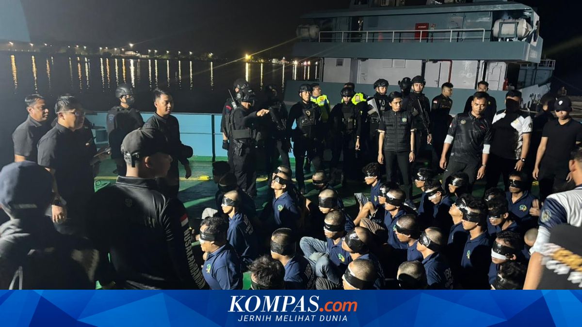 40 High-Risk Inmates Transferred from Palembang Prison to Nusakambangan