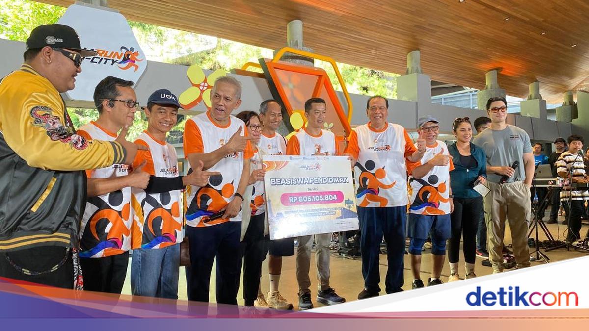 Chairul Tanjung and Anggito Abimanyu Present Scholarships to UGM