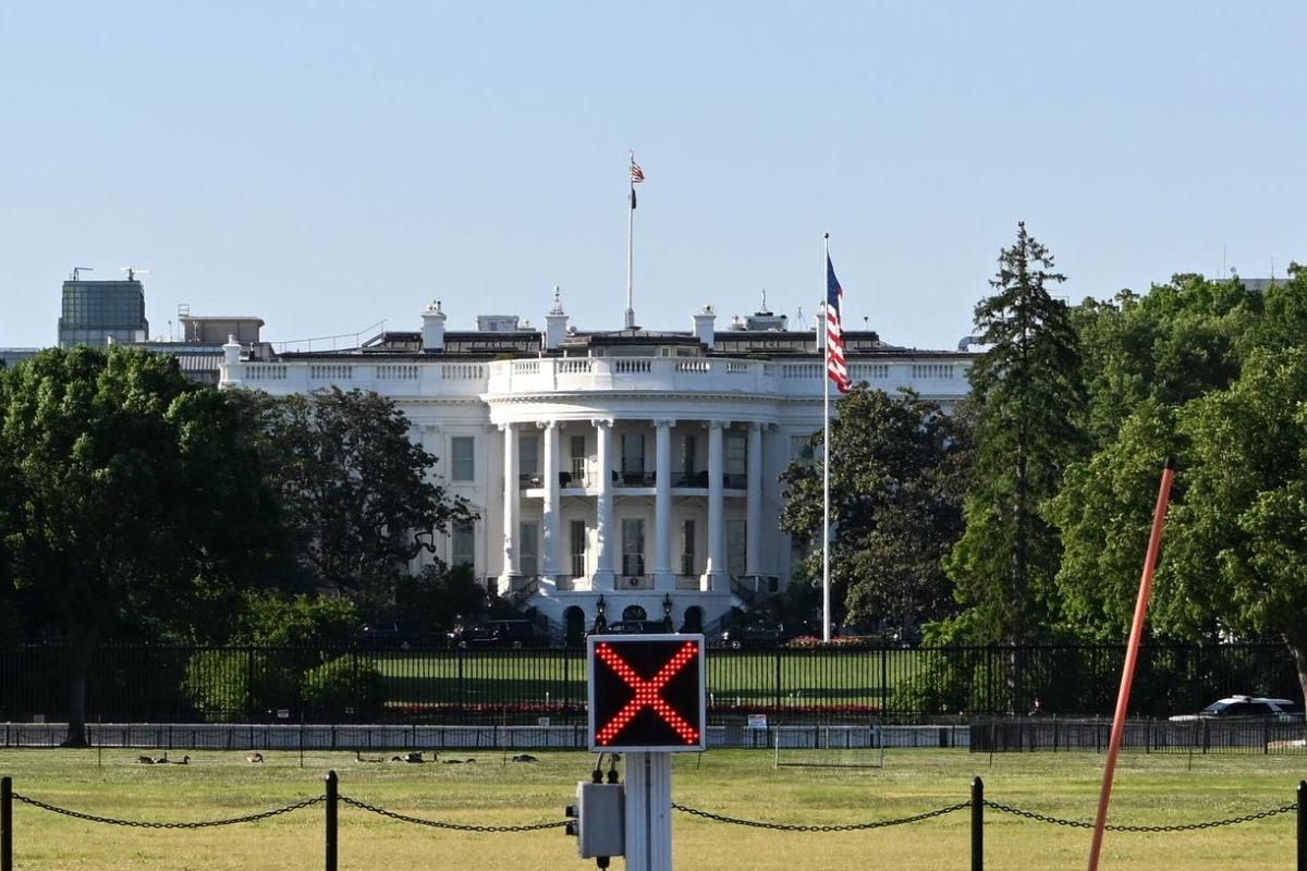 Shooting near White House leaves one suspect dead