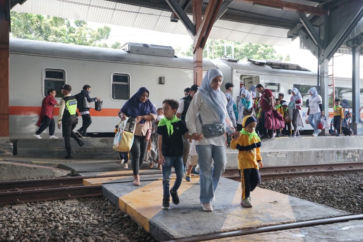 Ahead of Eid al-Adha, 13,329 Passengers Use Train Services at Tegal Station