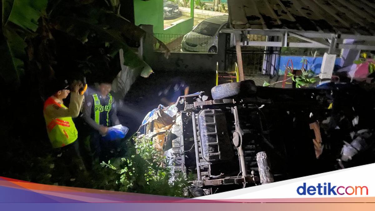 Minibus Hit by Freight Train in Gunung Putri, Bogor; Driver Killed