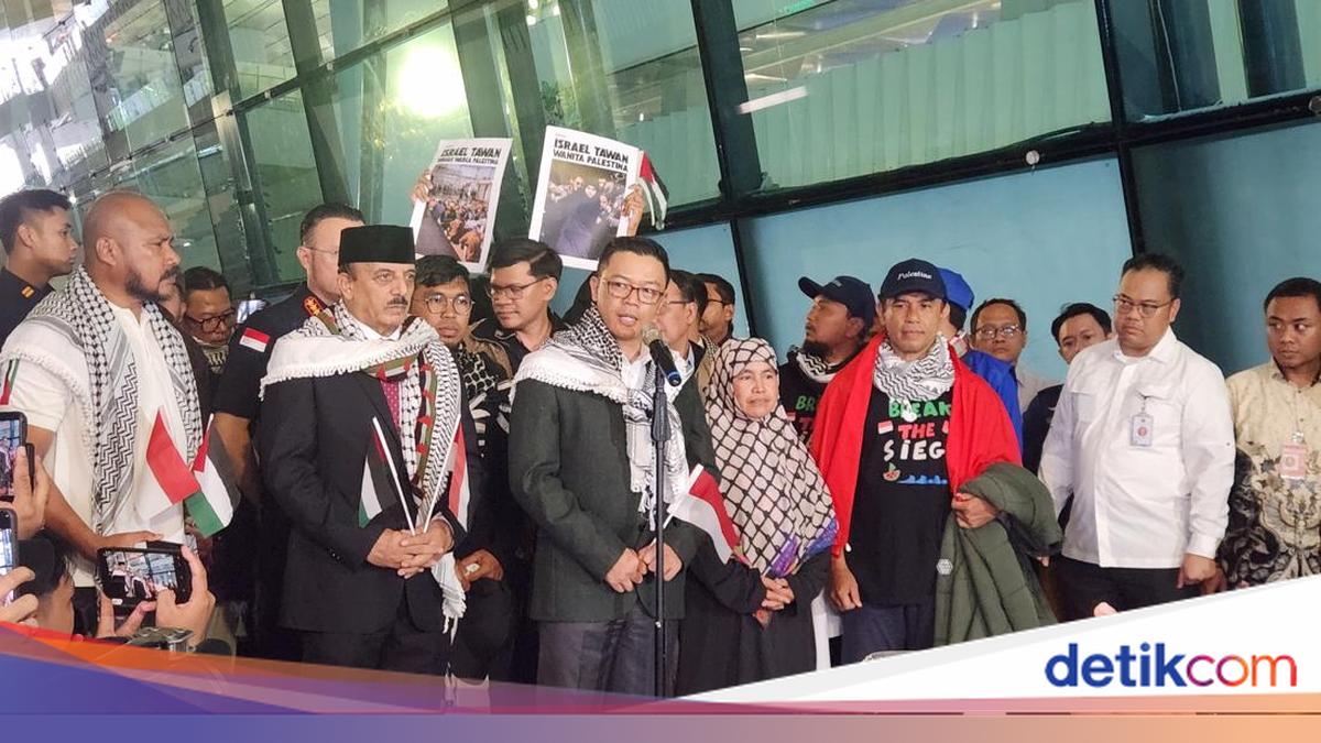 9 Indonesians Released by Israel Return Home, Foreign Minister Says 'Welcome Back to Families'