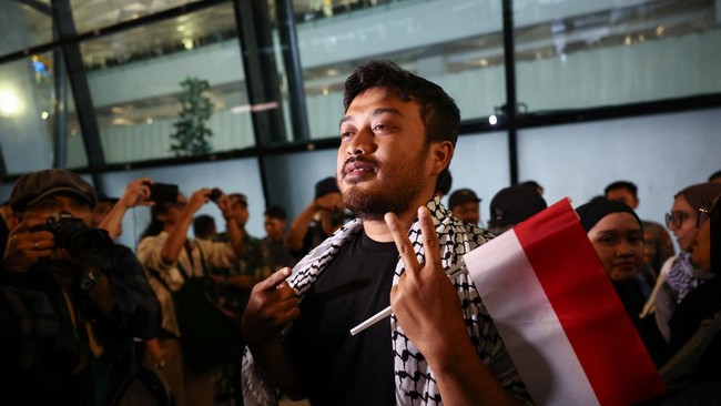 Nine Indonesians Released from Israeli Captivity Arrive in Indonesia