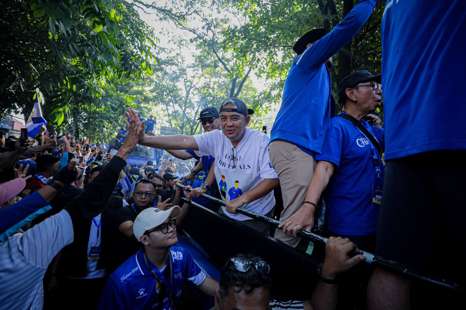 Bobotoh Fans Flood Bandung Streets as Persib Champions' Convoy Spills Over to Pendopo