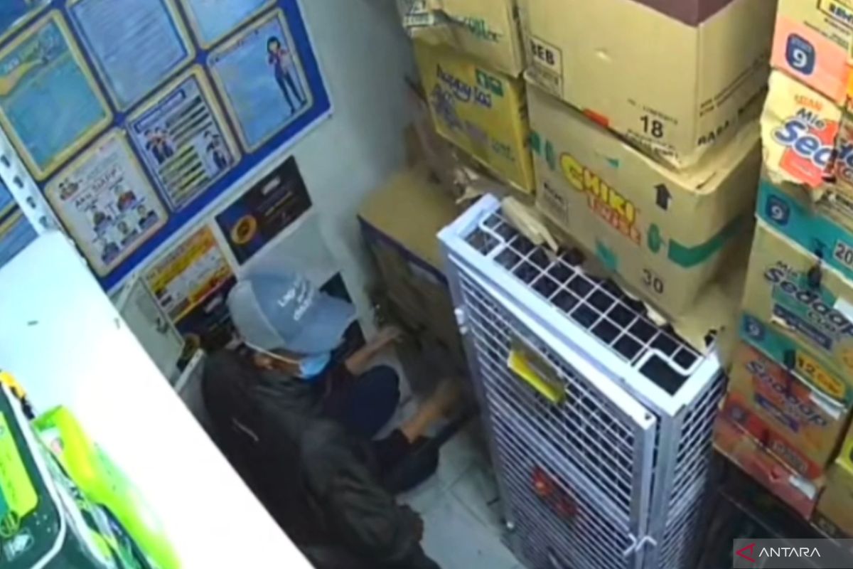 Two armed robbers steal Rp20m from Duren Sawit minimarket