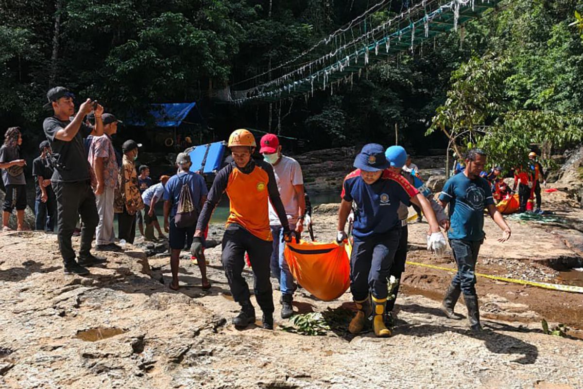 SAR team evacuates bodies of two Austrian nationals after bridge fall