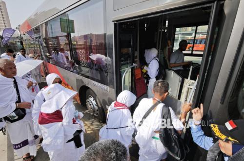 Elderly and Disabled Hajj Pilgrims Receive Special Arrangements During Armuzna
