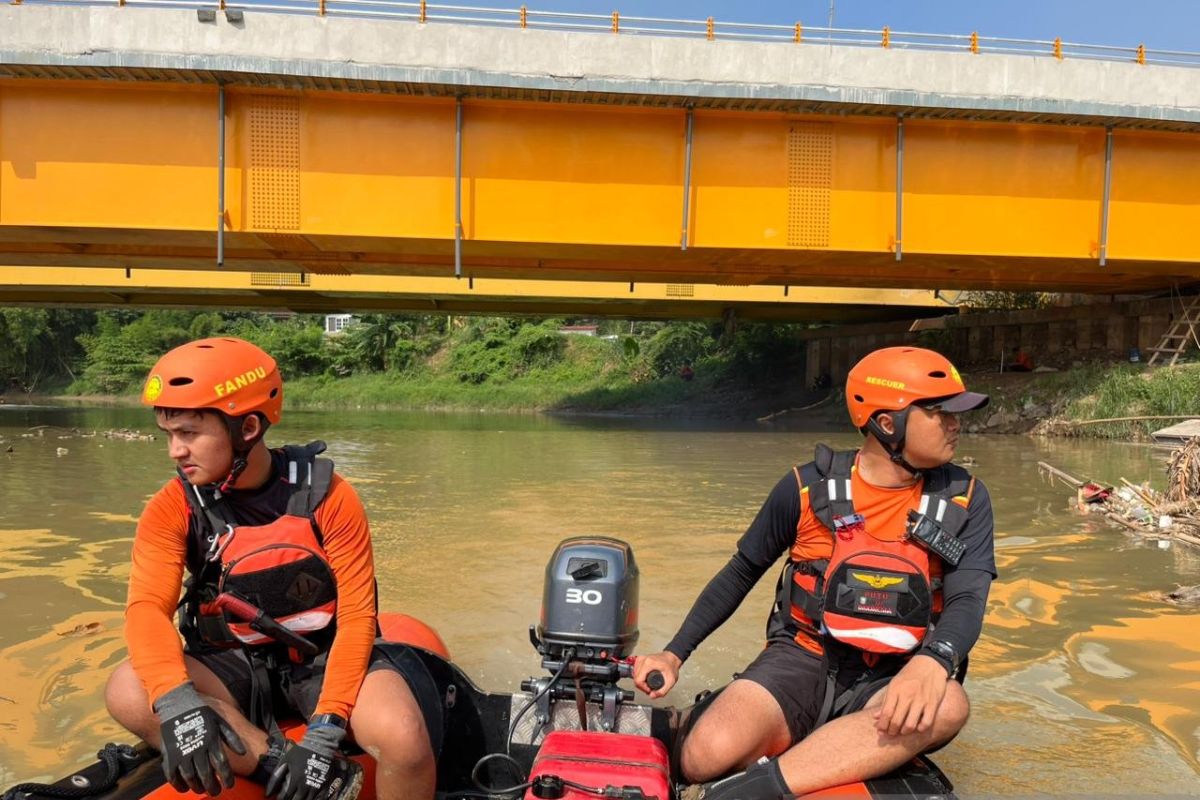 Basarnas: SAR team scouring Bekasi River for fisherman swept away by current