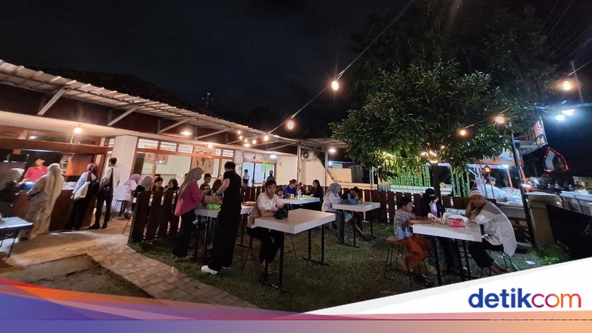 Mataram's Viral Nasi Bejek Draws Queues Before Stall Opens