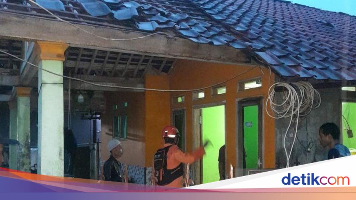 90 Houses in Rumpin, Bogor Damaged by Strong Winds
