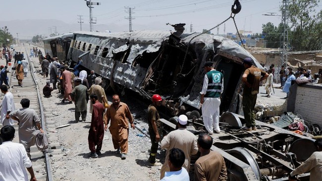 24 Killed in Pakistan Train Station Bomb Attack