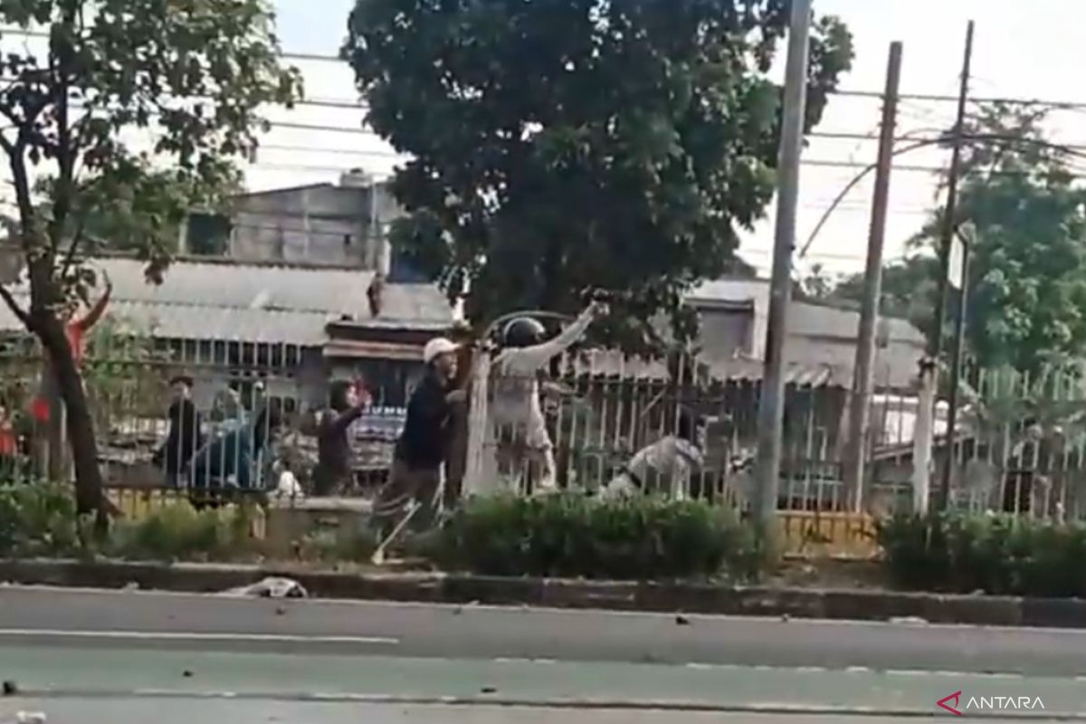 Residents' brawl in East Jakarta's Klender causes traffic jam over 2km