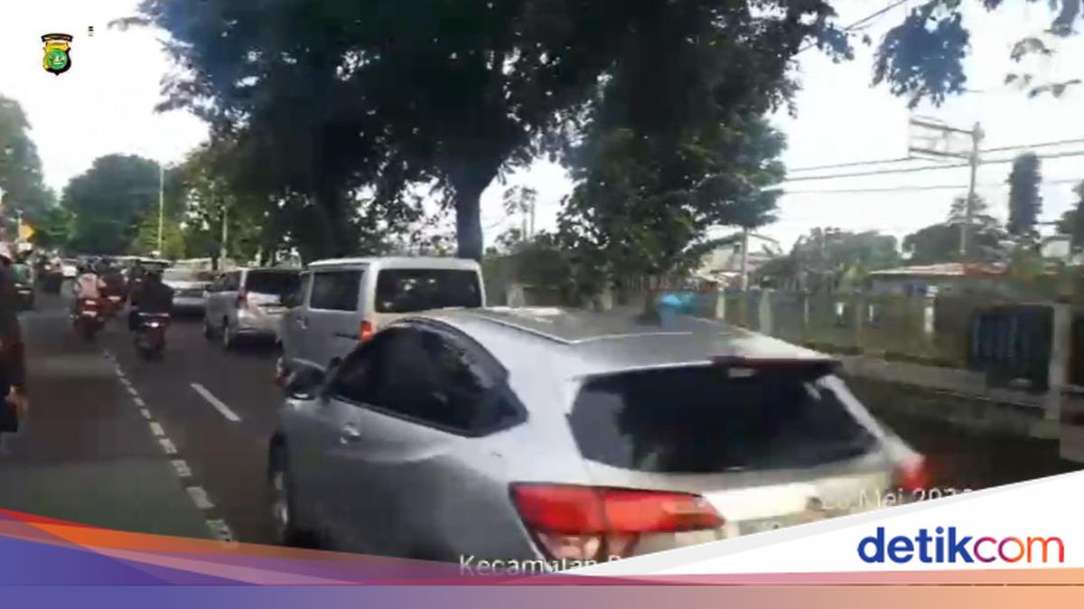 Brawl Near Klender Station Causes Traffic Congestion