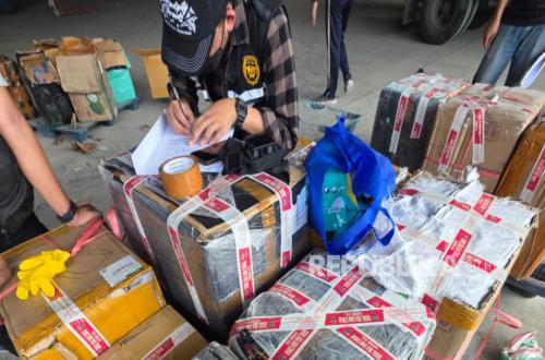 Customs Seize 812,000 Illegal Cigarettes in Bogor and Depok During Parcel Service Inspections