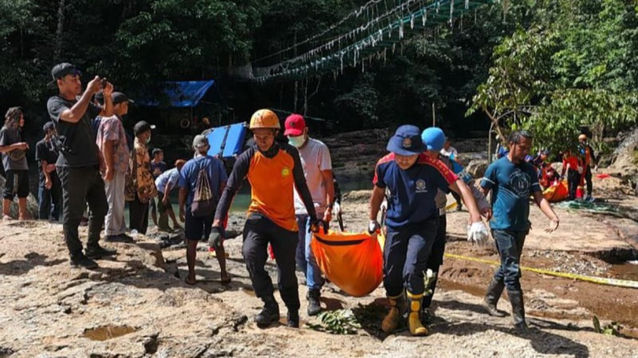 Labuan Bajo suspension bridge collapse kills two Austrian tourists