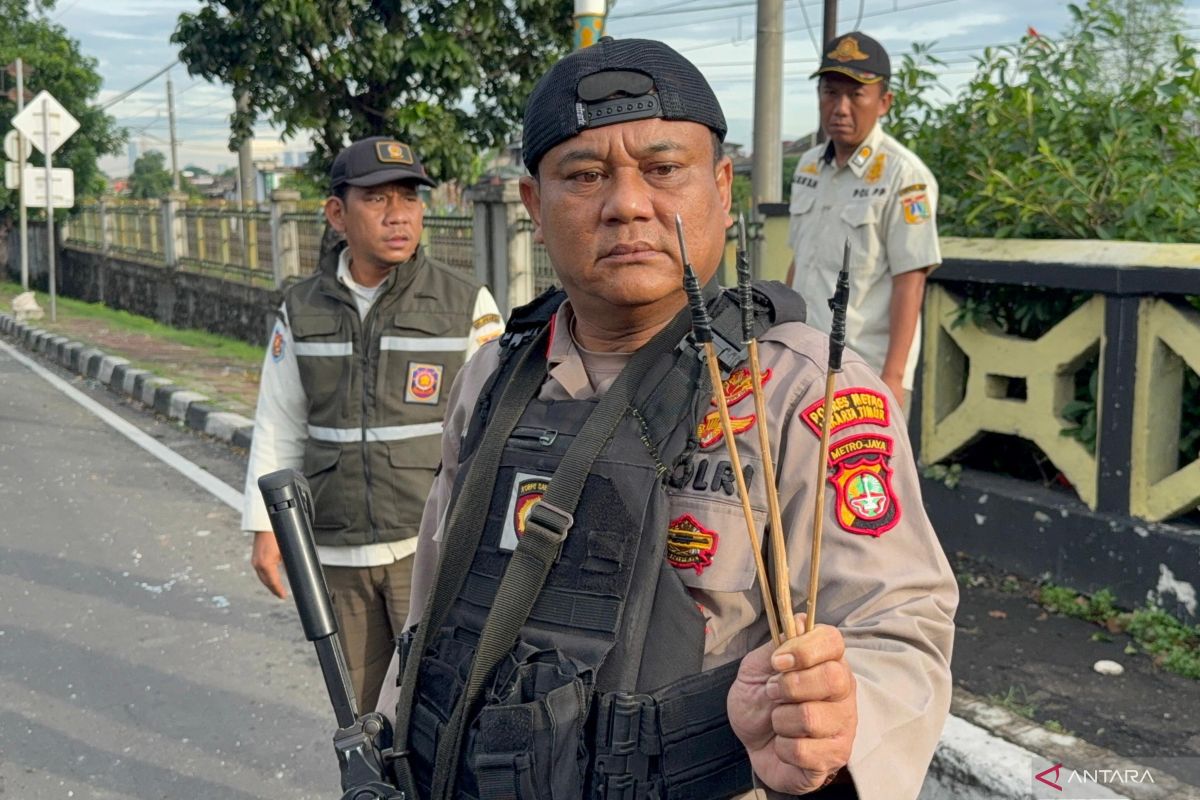 Police seize bows and firecrackers while dispersing brawl in East Jakarta's Klender