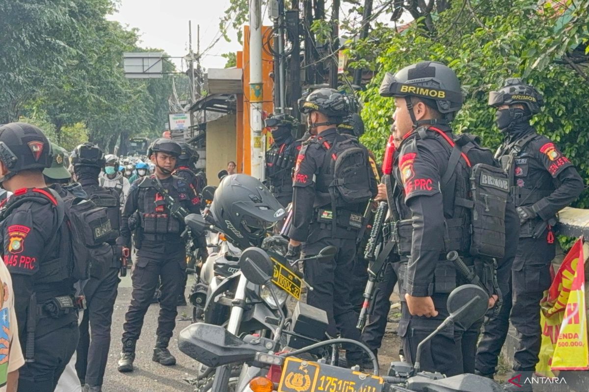 Joint Jakarta East Police and Brimob patrol breaks up Klender riot