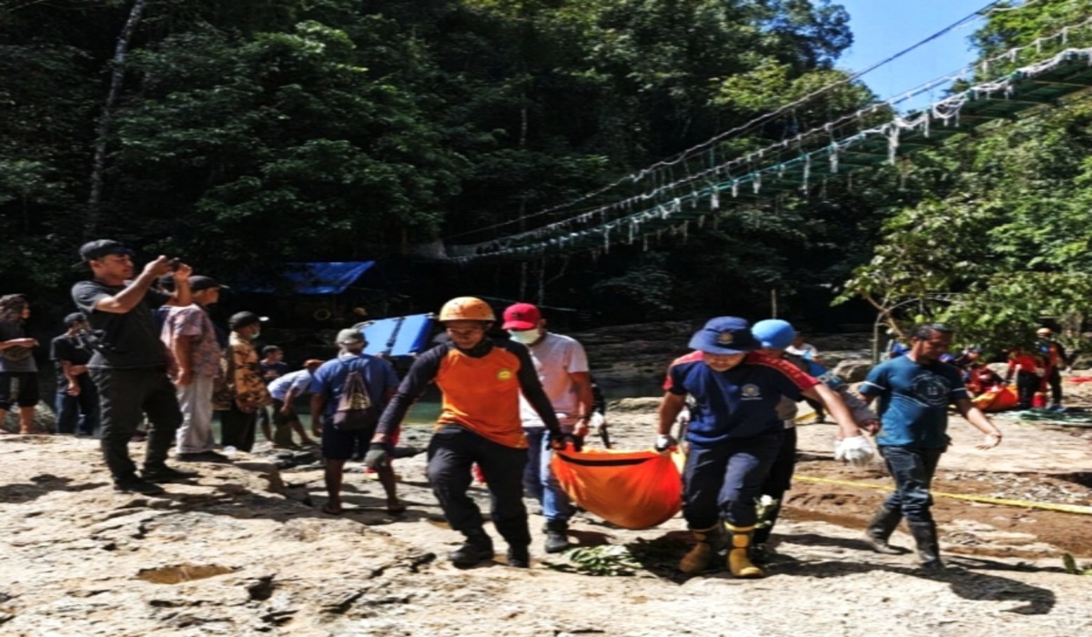Two Austrian tourists die after falling from suspension bridge at Cunca Wulang waterfall