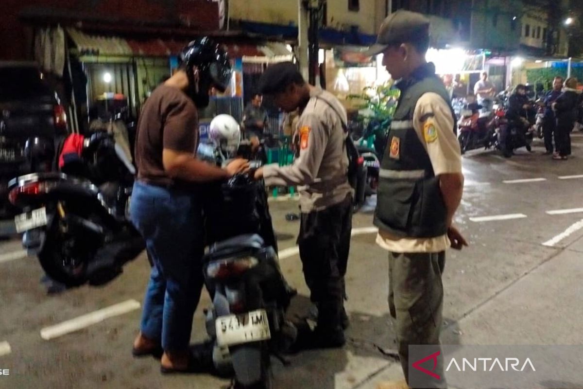 Jatinegara Police seize motorcycle without STNK during night patrol