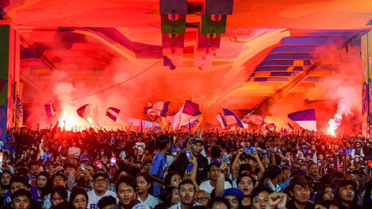 Two Dead as Persib Championship Celebrations Leave Alcohol Waste Filling Pickup Truck