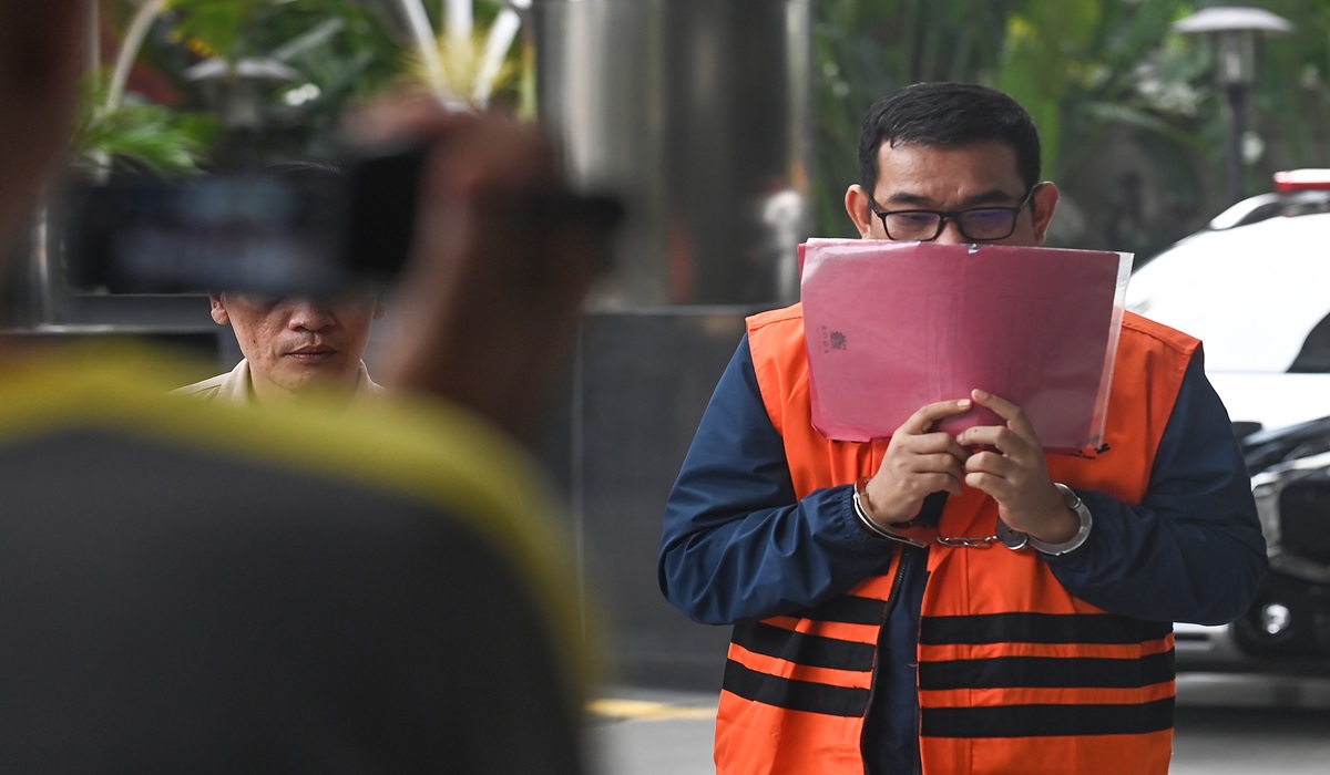 KPK Questions Four Customs Officials Over Counterfeit Goods Bribery Case