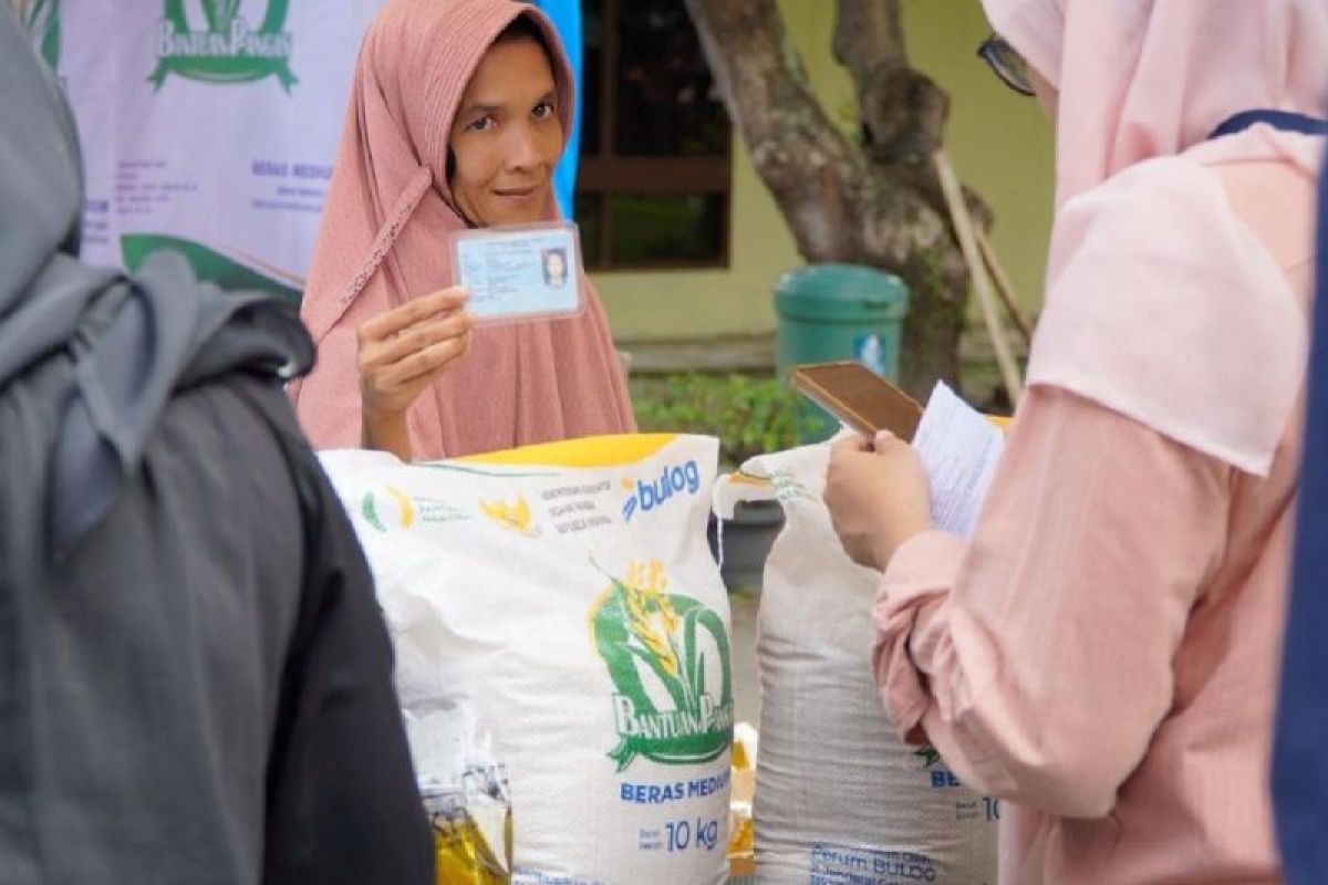 Bulog North Sumatra distributes food aid to 485,880 beneficiaries