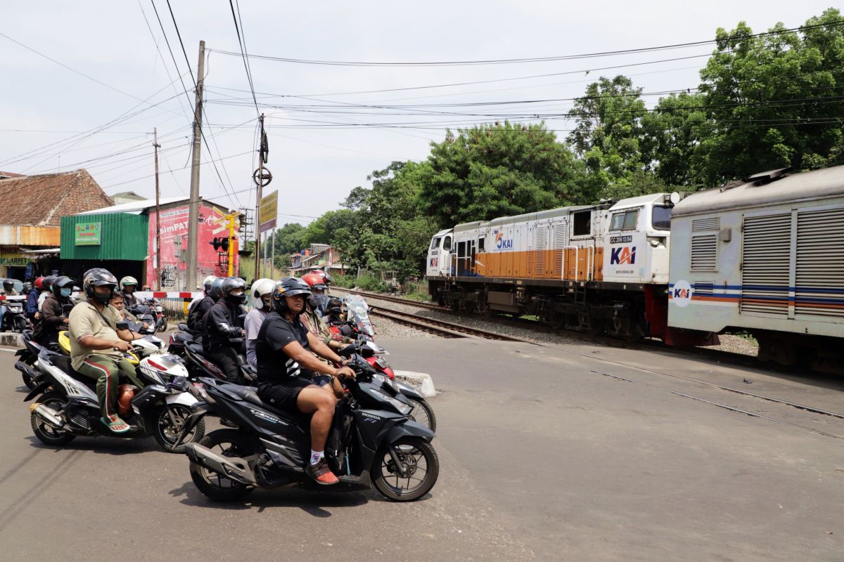 Check Right and Left Before Crossing Level Crossings: Safety Starts with Discipline