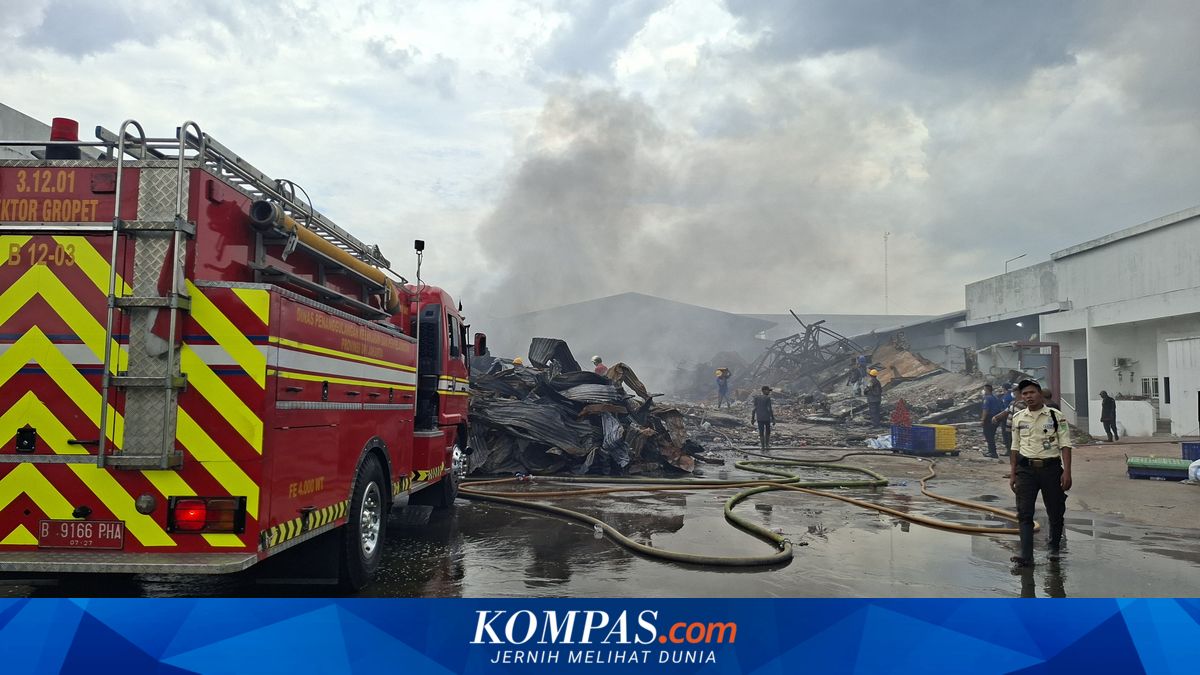Plastic warehouse fire in West Jakarta remains unextinguished after seven days as flames reignite