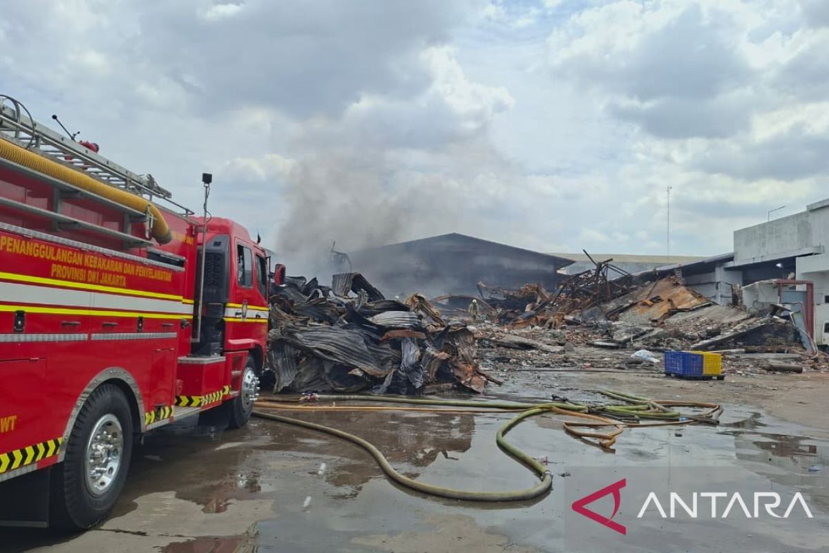 Flames reignite at Cengkareng plastic warehouse on eighth day