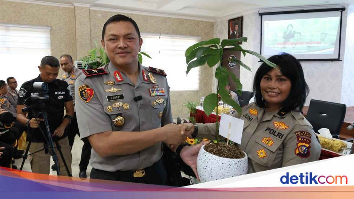 Riau Deputy Police Chief Presents Saplings to Retiring Officers, Conveys Police Chief's Message