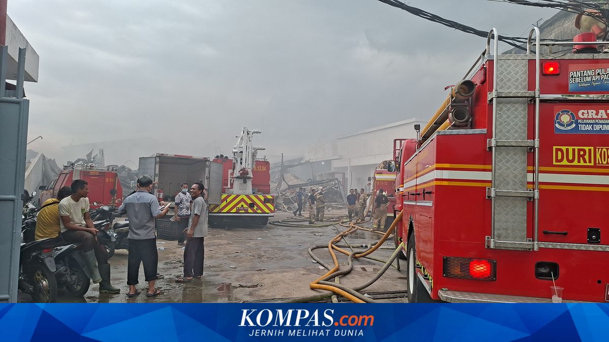 Plastic warehouse in Cengkareng, West Jakarta reignites after firefighters leave