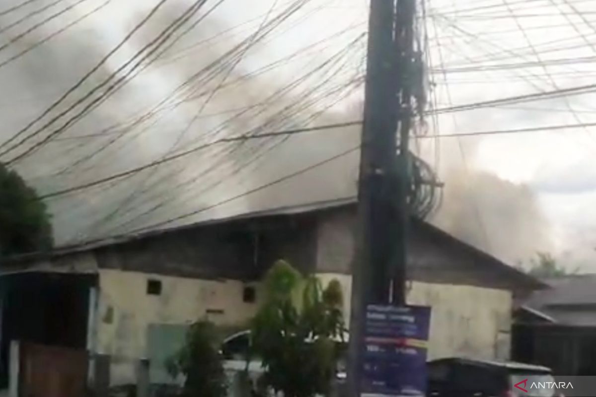 20 firefighters extinguish house fire near Pinang Ranti Terminal