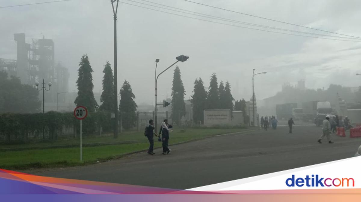 Police inspect Cilegon chemical plant explosion site