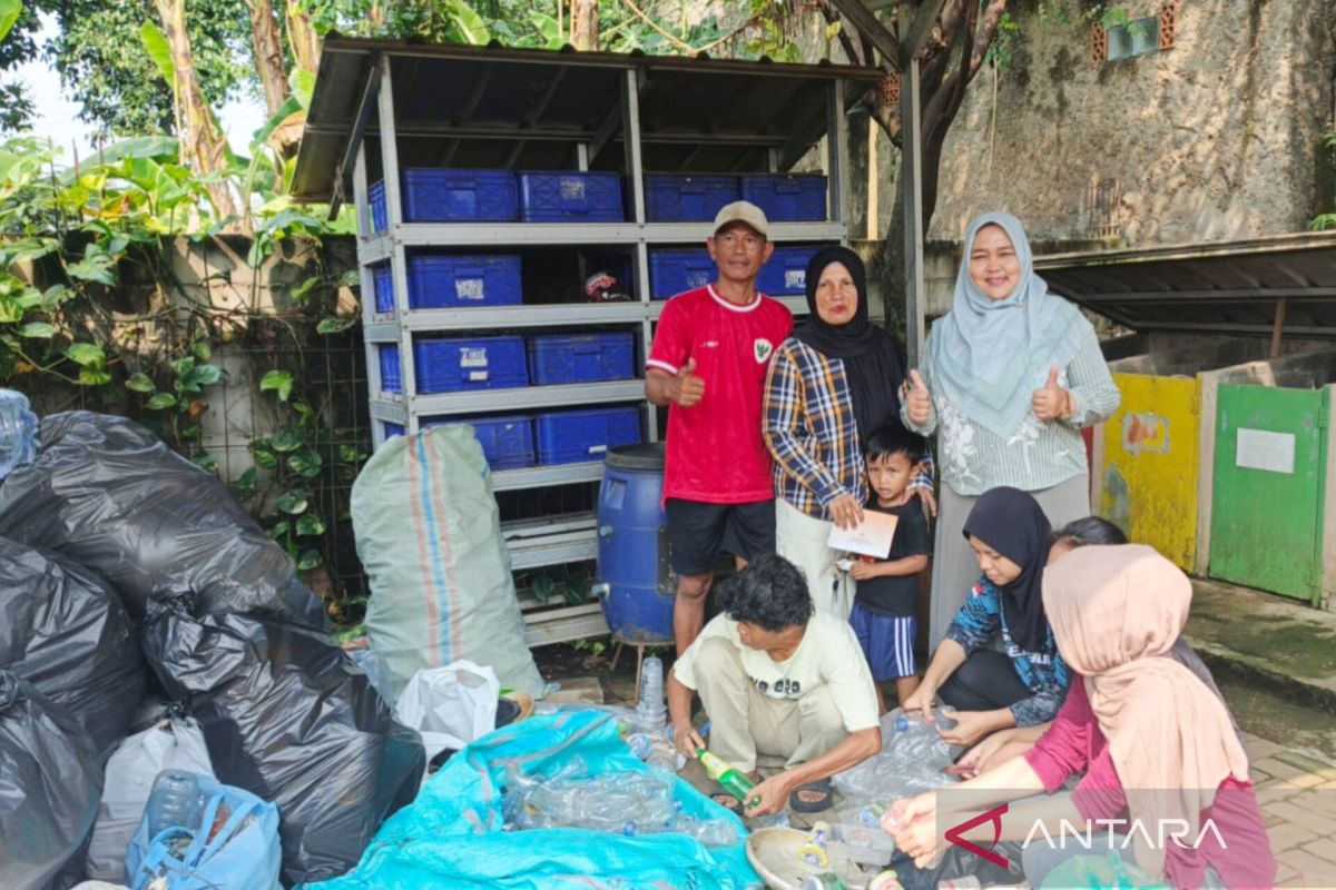 Kramat Jati prioritises organic waste bin distribution in residential areas
