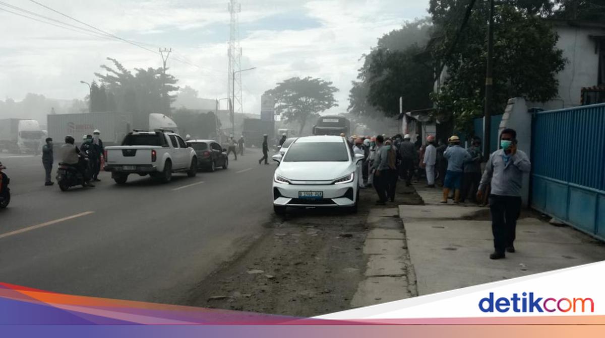 Residents urged to stay clear of Cilegon chemical plant explosion site due to acrid smoke