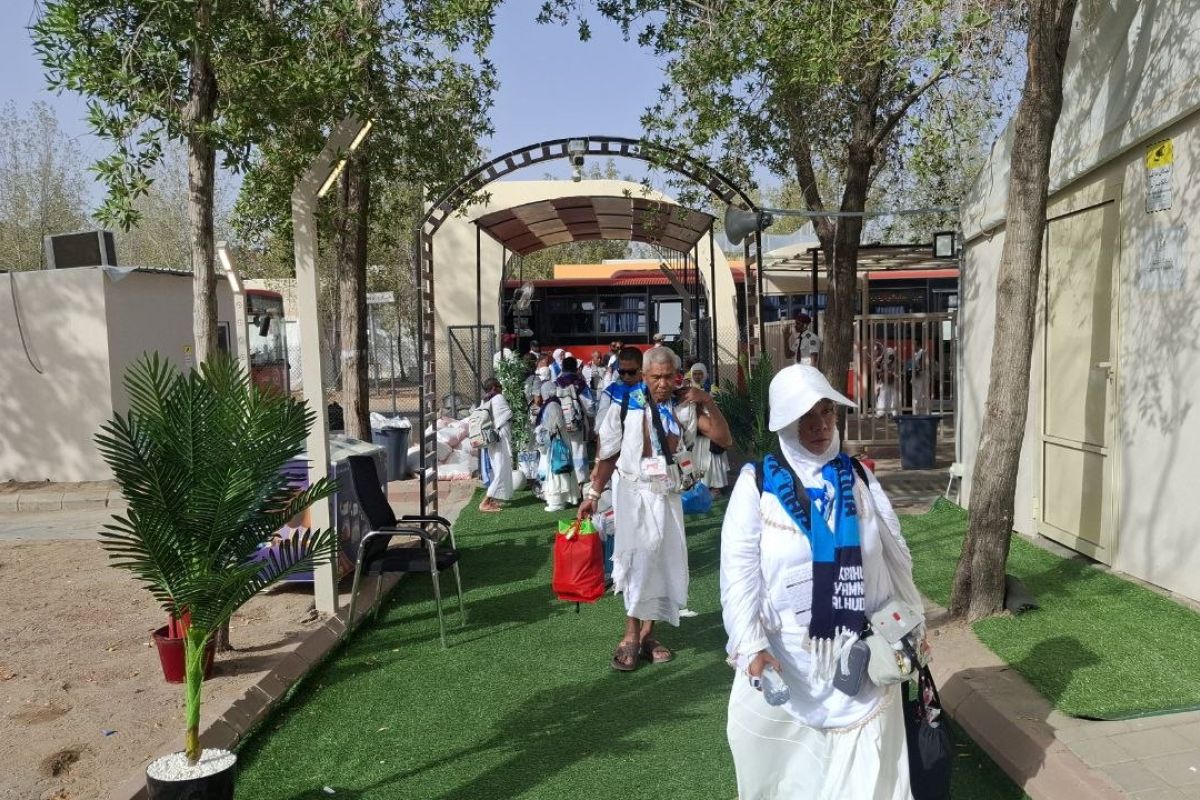 Pilgrims move to Arafat as government urges health precautions