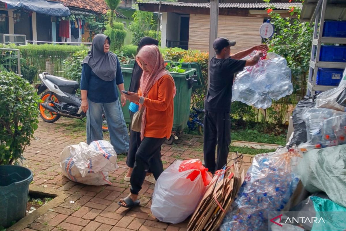 Kramat Jati intensifies waste segregation awareness campaign through community forums