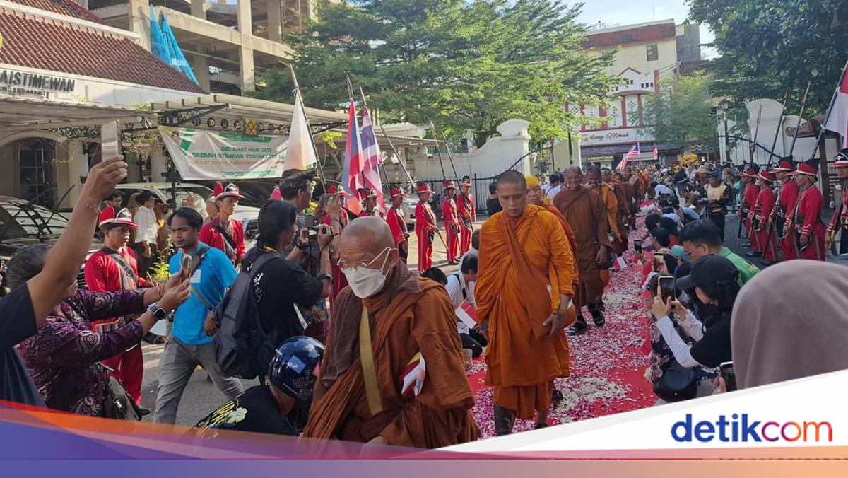 Dozens of Thudong Monks Greeted by Sultan HB X Upon Arrival in Yogyakarta