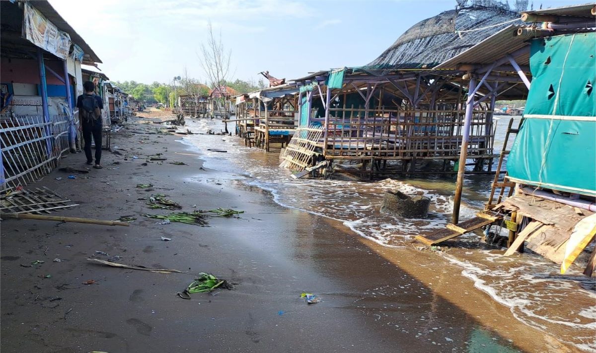 Irony of Cirebon Coastal Flooding: Income Lost, Land and Building Tax Bills Remain Due