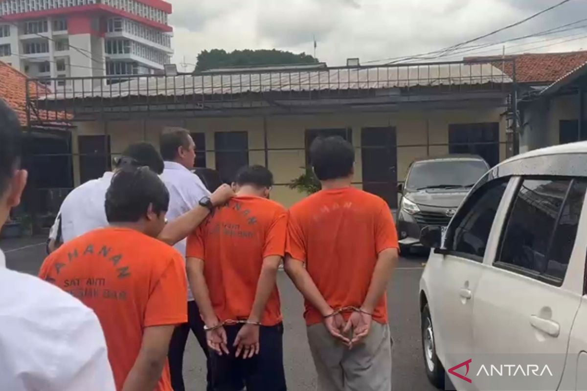 Three robbers posing as police officers arrested in Palmerah
