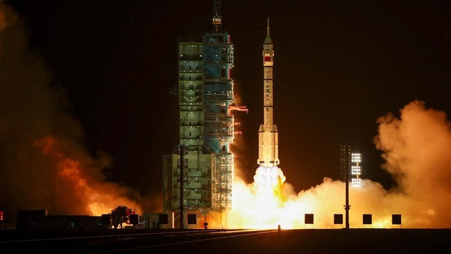 China Plans Lunar Mission with Three Taikonauts to Challenge NASA