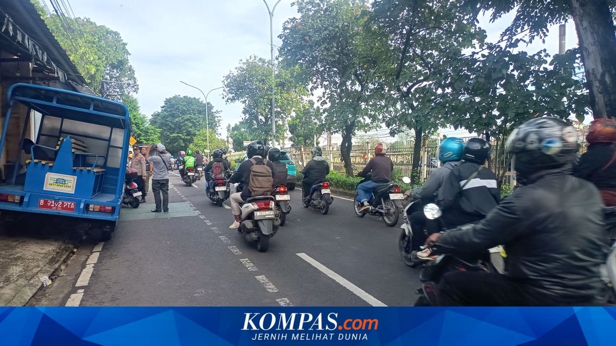 Klender Railway Wall Breached in East Jakarta as Access Point for Residents' Riot